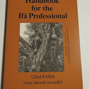 Puede incluir: Un libro naranja titulado "Practitioner's Handbook for the Ifá Professional". La portada presenta texto y una imagen en blanco y negro de un árbol con calabazas colgantes. El autor es Chief FAMA.
