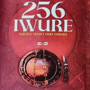 Puede incluir: Una portada de libro con un fondo rojo intenso que presenta el texto blanco 256 IWURE AGBARA ADURA OMO YORUBA. El centro muestra un plato circular de color marrón oscuro con dos hilos de conchas de cauri colgantes, una concha de cauri arriba y un pequeño objeto oscuro a la derecha. Los nombres de los autores MABINUORI ADEGBOYEGA AARE LATOSA están impresos en blanco en la parte inferior.