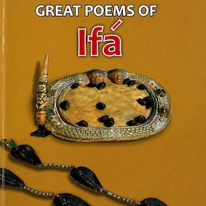 Puede incluir: Una portada de libro con fondo amarillo mostaza que presenta el título Sixteen GREAT POEMS OF Ifá y el nombre del autor Wándé Abímbólá. La imagen muestra una bandeja ovalada con dos rostros tallados, semillas negras, un colmillo tallado y un collar.