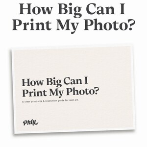 Peut inclure: Une carte rectangulaire blanche avec le texte "How Big Can I Print My Photo?" en gras et foncé. En dessous, le texte "A clear print size & resolution guide for wall art." est visible. La carte porte le logo Phly et le texte "Choose the right size before you print."