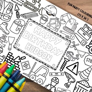 Könnte beinhalten: Schwarz-Weiß-Malaktivitätsblatt mit Illustrationen zum Thema Bau. Enthält ein Schild mit der Aufschrift "HAPPY BIRTHDAY HUDSON". Das Blatt misst 183 x 91 cm und enthält Buntstifte.