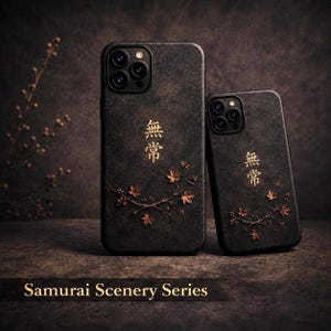 Può includere: Due cover per telefono grigio scuro con finitura testurizzata, caratteri kanji giapponesi dorati e un delicato motivo a ramo d'acero color rame. Il testo "Samurai Scenery Series" è stampato in oro nella parte inferiore.