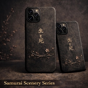 Könnte beinhalten: Zwei schwarze Handyhüllen mit strukturierter Oberfläche, verziert mit goldenen japanischen Schriftzeichen und floralen Zweigmotiven. Die Hüllen gehören zur "Samurai Scenery Series".