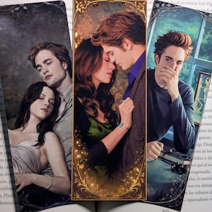 Può includere: Set di tre segnalibri della saga di Twilight con illustrazioni romantiche dei personaggi principali. I segnalibri hanno una forma rettangolare e sono stampati su carta lucida. Le immagini raffigurano scene della popolare serie di libri.