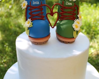 Topo de bolo personalizado para casamento ao ar livre, ideal para amantes da montanha, com tema de trilhas, caminhadas e florestas, decorado com escultura de bota de montanha.