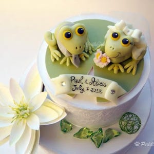 Frogs cake topper for a wedding cake with a lily pad wood base