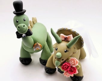 Topper de pastel de bodas de dinosaurio, novio de brontosaurio y novia de triceratops, topper de pastel personalizado con estandarte, figuras grandes