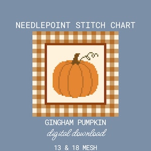 Könnte beinhalten: Ein Needlepoint-Stichdiagramm mit dem Titel GINGHAM PUMPKIN digital download. Die Grafik zeigt einen orangefarbenen, verpixelten Kürbis auf einem cremefarbenen Quadrat mit braunem Rand, umgeben von einem braun-cremefarbenen Vichy-Muster. Text: 13 & 18 MESH und 14,7 x 14,7 cm & 10,7 x 10,7 cm.