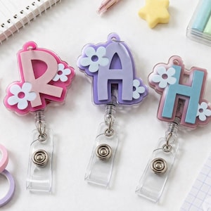 Spersonalizowany, dwuwarstwowy, inicjałowy identyfikator, kwiatowy uchwyt na identyfikator, pastelowy akrylowy klips na identyfikator dla pielęgniarki i nauczyciela, spersonalizowany identyfikator