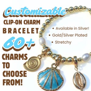 Può includere: Un braccialetto elastico color oro con perline rotonde, perle bianche e tre ciondoli: una conchiglia a spirale, una conchiglia smaltata blu e una conchiglia ciprea. Il testo recita: Customizable CLIP-ON CHARM BRACELET 60+ CHARMS TO CHOOSE FROM! Available in Silver! Gold/Silver Plated Stretchy.