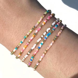 デリカビーズスタッキングブレスレット：ゴールドとシルバーメッキ、カラフルなストレッチブレスレット、夏のビーズブレスレット