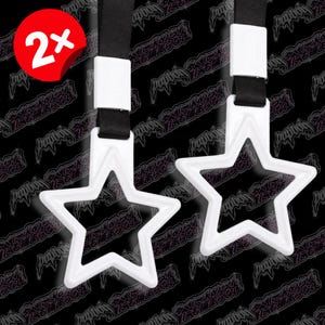 Puede incluir: Dos accesorios blancos en forma de estrella con correas negras y conectores blancos. El fondo es negro con un patrón repetitivo. Un círculo rojo con el número "2x" está en la esquina superior izquierda.