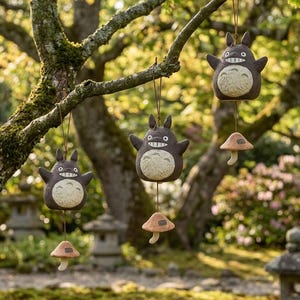 Campana de viento de cerámica de Totoro, decoración de jardín de anime hecha a mano, decoración para el hogar de Studio Ghibli, adorno colgante para exteriores, regalo único para amantes de la jardinería.