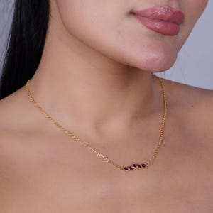 18k Vergoldete Rubin-Bar-Halskette, natürlicher Roter Stein-Minimalist-Schmuck, zierlicher handgemachter Anhänger, Juli Birthstone-Jubiläumsgeschenk für sie