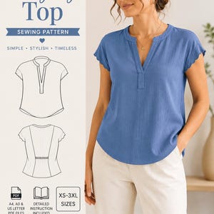 Puede incluir: Un patrón de costura para una blusa azul con escote dividido y mangas cortas festoneadas. El documento incluye dibujos lineales del frente y la espalda, iconos de archivos PDF para A4, A0 y US letter, y un rango de tallas de XS a 3XL.