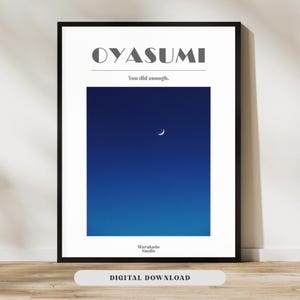以下が含まれることがあります： 黒いフレームに入った縦型のウォールアートプリント。ダークブルーのグラデーション背景に小さな三日月が描かれています。上部にはOYASUMIという文字とYou did enoughというフレーズがあり、下部にはWarakado Studioという文字が記載されています。