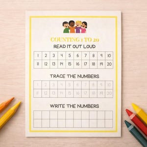 Op de afbeelding: Een werkblad voor het leren van de getallen 1 tot en met 20, met secties om de getallen te lezen, over te trekken en te schrijven. Het werkblad heeft een gele rand en is versierd met een cartoonafbeelding van kinderen. Er liggen verschillende kleurpotloden verspreid.