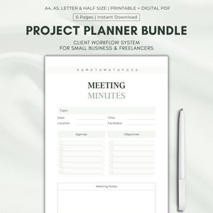 Op de afbeelding: Een witte projectplannerbundel met de tekst "PROJECT PLANNER BUNDLE" en "MEETING MINUTES". Bevat secties voor onderwerp, datum, tijd, agenda en doelstellingen. Aan de rechterkant van de planner staat een witte pen.