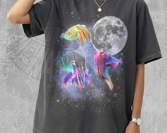 Vintage Cuttlefish Moon Shirt Retro Ocean Animal Aesthetic Graphic Tee, Celestial Sea Life Moonlit Nature Tshirt, 90s Indie Boho Style Top