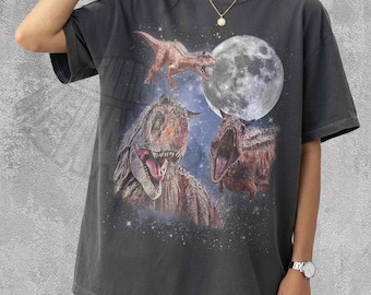 Carnotaurus-skjorta, vintage-t-shirt med månemotiv, retro-dinosaurieestetik, himmelsk dinosauriegrafik, månbelyst Carnotaurus, Jurassic Moon-kläder