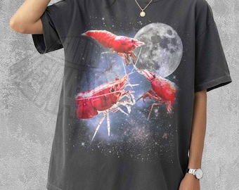 Maglietta Vintage Cherry Shrimp Moon, estetica retrò anni '90, grafica con crostacei, regalo per amanti degli animali celesti, top Comfort Colors Shrimp Aquarium.