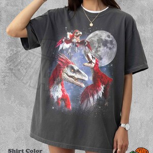 Camiseta vintage de Pyroraptor, camiseta retro con estampado de dinosaurio y luna, camiseta de animales prehistóricos celestiales, arte gorpcore de dinosaurios estético, regalo para él o ella.
