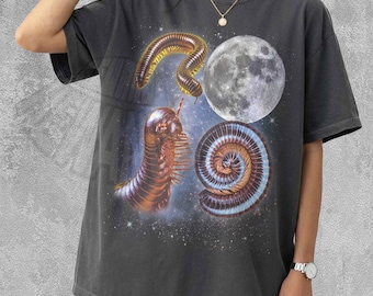 Camiseta de tres milpiés y luna, camiseta de insectos cósmicos, camiseta de insectos espaciales, diseño de artrópodos celestiales, camiseta gráfica de milpiés galáctico
