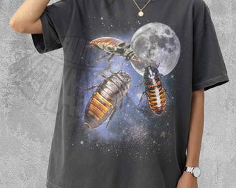 Camiseta vintage de Madagascar con cucaracha siseante, camiseta retro con estampado de animales lunares, camiseta gráfica de insectos celestiales, regalo para amantes de la naturaleza con estética goblincore