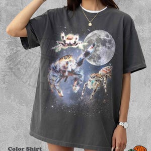 Tres camisetas retro con estampado de arañas saltarinas, camiseta vintage de Halloween con luna, camiseta de araña, araña divertida, lavada de gran tamaño, camiseta de araña saltarina imagen 1