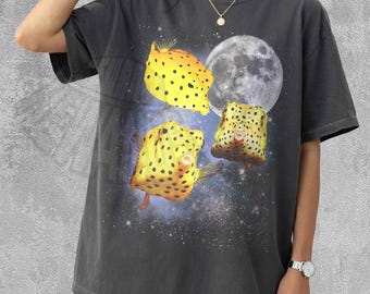 Maglietta vintage con pesce scatola e luna, stile retrò con estetica di animali oceanici e vita marina celeste, maglietta grafica boho con pesce scatola giallo, regalo per amanti della natura