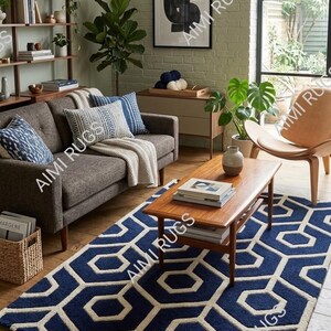 Alfombra geométrica tejida a mano, mezcla de lana azul marino y marfil.