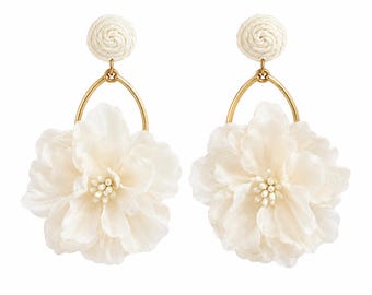Brincos florais brancos marcantes, joias de noiva, design leve para o verão.