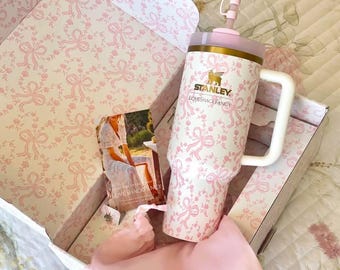 Vaso térmico Stanley x LoveShackFancy de 1,2 litros (40 oz) con diseño de lazo coqueto y detalles de Chantilly, taza de viaje con estética floral rosa, regalo para ella.
