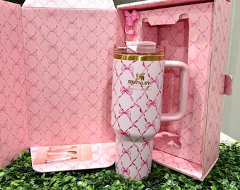 Vaso térmico Stanley x LoveShackFancy de 1,2 litros (40 oz) con diseño de lazo rosa menta, taza de viaje rosa con estampado floral y pajita de estilo femenino.