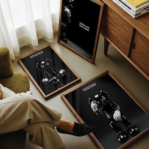 Puede incluir: Tres impresiones art&iacute;sticas enmarcadas con marcos de madera. Cada impresi&oacute;n presenta un gr&aacute;fico en blanco y negro de una figura estilizada. Una impresi&oacute;n tiene el texto "I think more than I speak". Otra dice "Control your mind and you control your life". La tercera dice "A calm mind creates powerful futures."