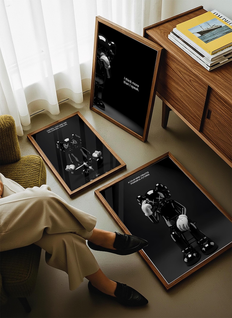 Puede incluir: Tres impresiones art&iacute;sticas enmarcadas con marcos de madera. Cada impresi&oacute;n presenta un gr&aacute;fico en blanco y negro de una figura estilizada. Una impresi&oacute;n tiene el texto "I think more than I speak". Otra dice "Control your mind and you control your life". La tercera dice "A calm mind creates powerful futures."