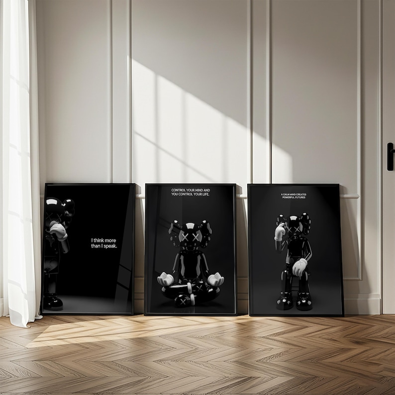 Puede incluir: Tres impresiones art&iacute;sticas negras enmarcadas con figuras negras estilizadas con guantes blancos y ojos en forma de X. Las impresiones tienen texto que dice "I think more than I speak", "Controla tu mente y controlas tu vida" y "#ourmind crea futuros poderosos".