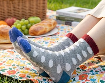 Chaussettes tendance et polyvalentes à pois avec poignets color block Chaussettes ras du cou grises et blanches pour les trajets quotidiens printaniers