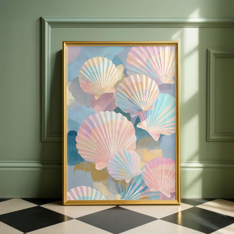 Puede incluir: Una impresi&oacute;n art&iacute;stica enmarcada con un dise&ntilde;o de acuarela de conchas marinas en colores pastel. Las conchas son en tonos rosa, azul y amarillo, sobre un fondo azul y beige suave. La obra de arte est&aacute; encerrada en un marco dorado.