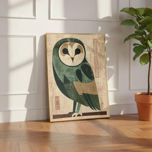 Op de afbeelding: Een ingelijste kunstdruk met een gestileerde uil-illustratie. De uil is afgebeeld in tinten groen, beige en bruin tegen een getextureerde achtergrond. Het kunstwerk heeft een vintage esthetiek, met een gouden lijst en decoratieve elementen.