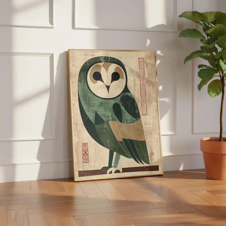 Op de afbeelding: Een ingelijste kunstdruk met een gestileerde uil-illustratie. De uil is afgebeeld in tinten groen, beige en bruin tegen een getextureerde achtergrond. Het kunstwerk heeft een vintage esthetiek, met een gouden lijst en decoratieve elementen.