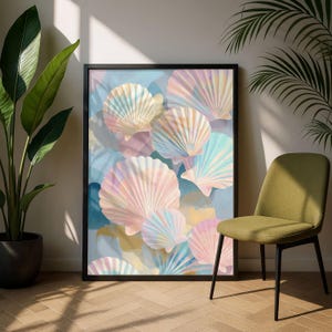 Puede incluir: Una impresi&oacute;n art&iacute;stica enmarcada con un dise&ntilde;o de acuarela de conchas marinas en colores pastel. Las conchas son en tonos rosa, azul y amarillo, sobre un fondo suave y abstracto. La obra de arte se muestra en un marco negro.