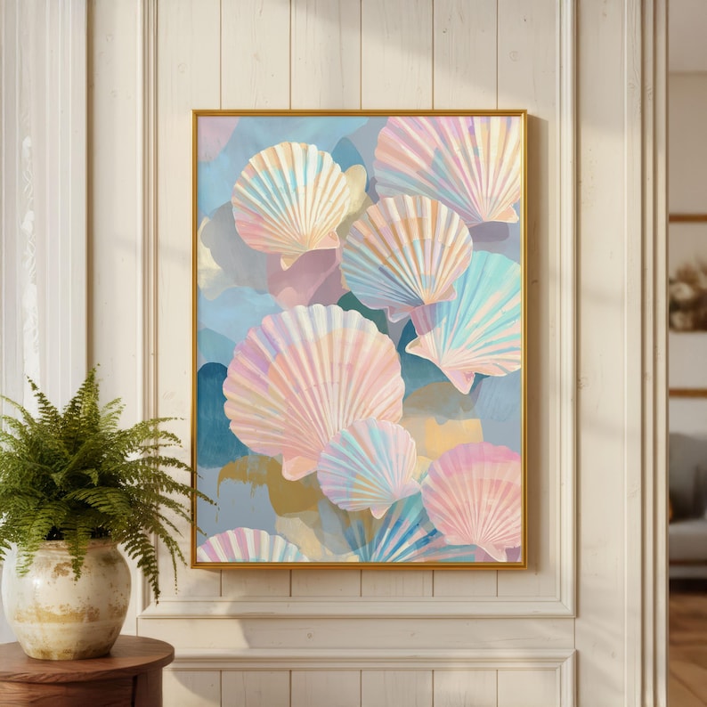 Puede incluir: Una obra de arte enmarcada con una colecci&oacute;n de conchas marinas en colores pastel. Las conchas, en tonos rosa, azul y amarillo, est&aacute;n dispuestas sobre un fondo azul y morado suave. La obra est&aacute; encerrada en un marco dorado.