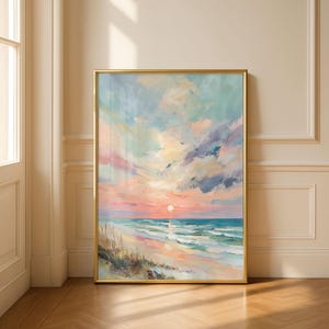 Könnte beinhalten: Ein vertikales gerahmtes Ölgemälde, das einen Küstensonnenuntergang mit einer sanften Farbpalette aus Pastellrosa, Pfirsich und Hellblau zeigt. Das Bild zeigt einen Sandstrand mit hohem Gras im Vordergrund, sanfte Meereswellen und eine helle Sonne.
