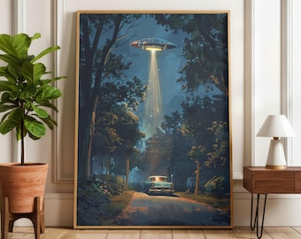 以下が含まれることがあります： UFOの下の道路にヴィンテージカーが描かれた額入りのアートプリント。このアートワークは、宇宙船から光線が降り注ぐ森のシーンを特徴としています。カラーパレットには、青、緑、そして暖かい光が含まれています。