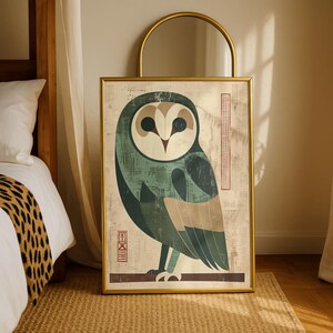 Op de afbeelding: Een ingelijste kunstdruk met een gestileerde uil-illustratie. De uil is afgebeeld in tinten groen, bruin en beige tegen een textuurachtergrond. Het kunstwerk is ingelijst in een gouden lijst, wat een vleugje elegantie toevoegt.