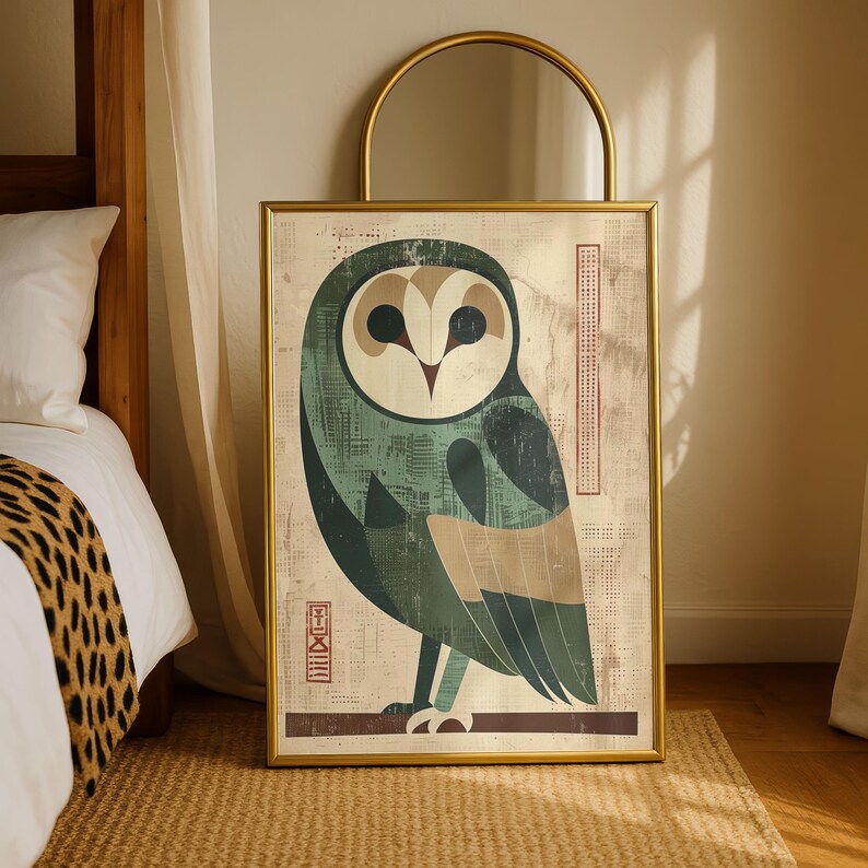 Op de afbeelding: Een ingelijste kunstdruk met een gestileerde uil-illustratie. De uil is afgebeeld in tinten groen, bruin en beige tegen een textuurachtergrond. Het kunstwerk is ingelijst in een gouden lijst, wat een vleugje elegantie toevoegt.