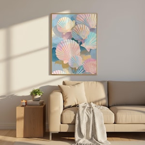 Puede incluir: Una impresi&oacute;n art&iacute;stica enmarcada con un dise&ntilde;o de acuarela de conchas marinas en colores pastel. La obra de arte presenta una variedad de conchas en tonos rosa, azul y amarillo, sobre un fondo azul claro. El marco es dorado.