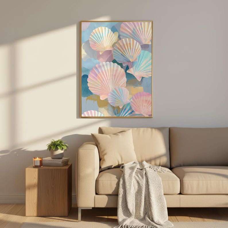 Puede incluir: Una impresi&oacute;n art&iacute;stica enmarcada con un dise&ntilde;o de acuarela de conchas marinas en colores pastel. La obra de arte presenta una variedad de conchas en tonos rosa, azul y amarillo, sobre un fondo azul claro. El marco es dorado.