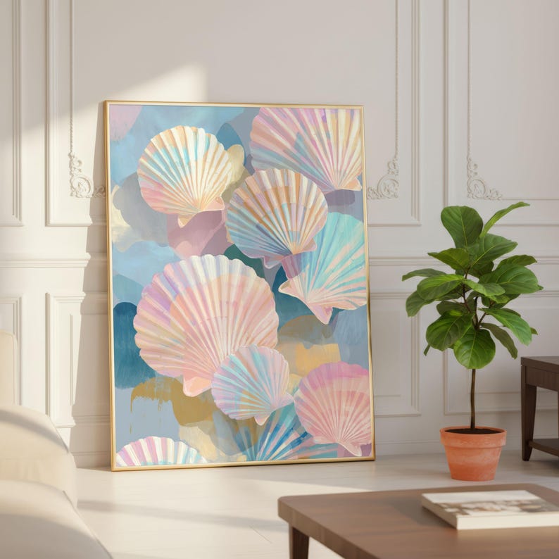 Puede incluir: Una impresi&oacute;n art&iacute;stica enmarcada que presenta una pintura de acuarela de varias conchas marinas en colores pastel. Las conchas son en tonos de rosa, azul y amarillo, sobre un fondo azul y amarillo. La obra de arte est&aacute; enmarcada en oro.